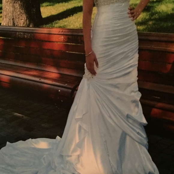 Wedding gown - Picture 1 of 3
